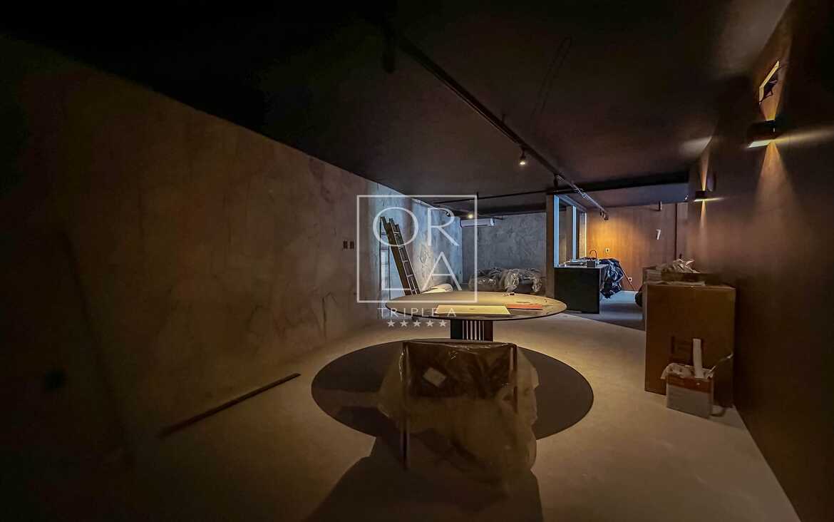 Sala de reuniões ou escritório com mesa redonda e design orgânico.