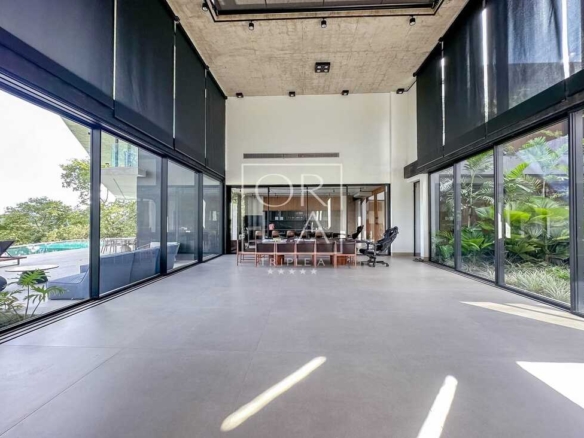 Interior de sala com vista panorâmica para jardim e piscina no Aldeia do Vale.