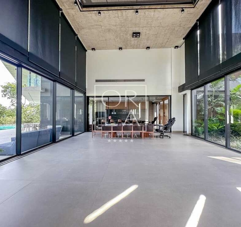 Interior de sala com vista panorâmica para jardim e piscina no Aldeia do Vale.