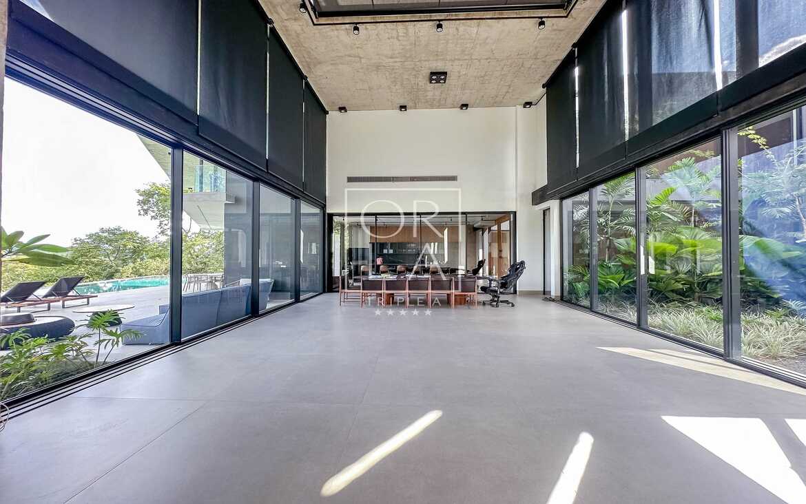 Interior de sala com vista panorâmica para jardim e piscina no Aldeia do Vale.
