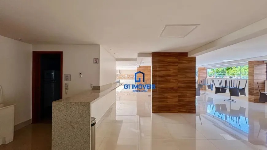 Salão de festas amplo e sofisticado com piso de porcelanato brilhante e áreas de convivência no Residencial Auge.