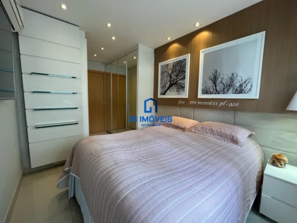 Suíte master com cabeceira em madeira e quadros decorativos minimalistas.