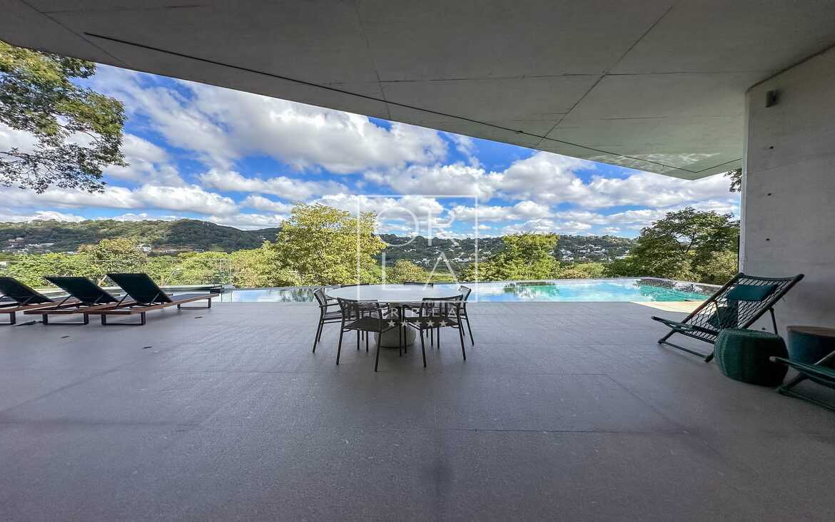 Vista privilegiada do horizonte e natureza a partir de varanda no Aldeia do Vale.