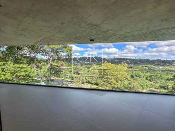 Varanda com vista panorâmica para a natureza e horizonte.