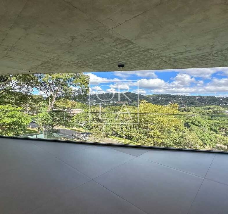 Varanda com vista panorâmica para a natureza e horizonte.