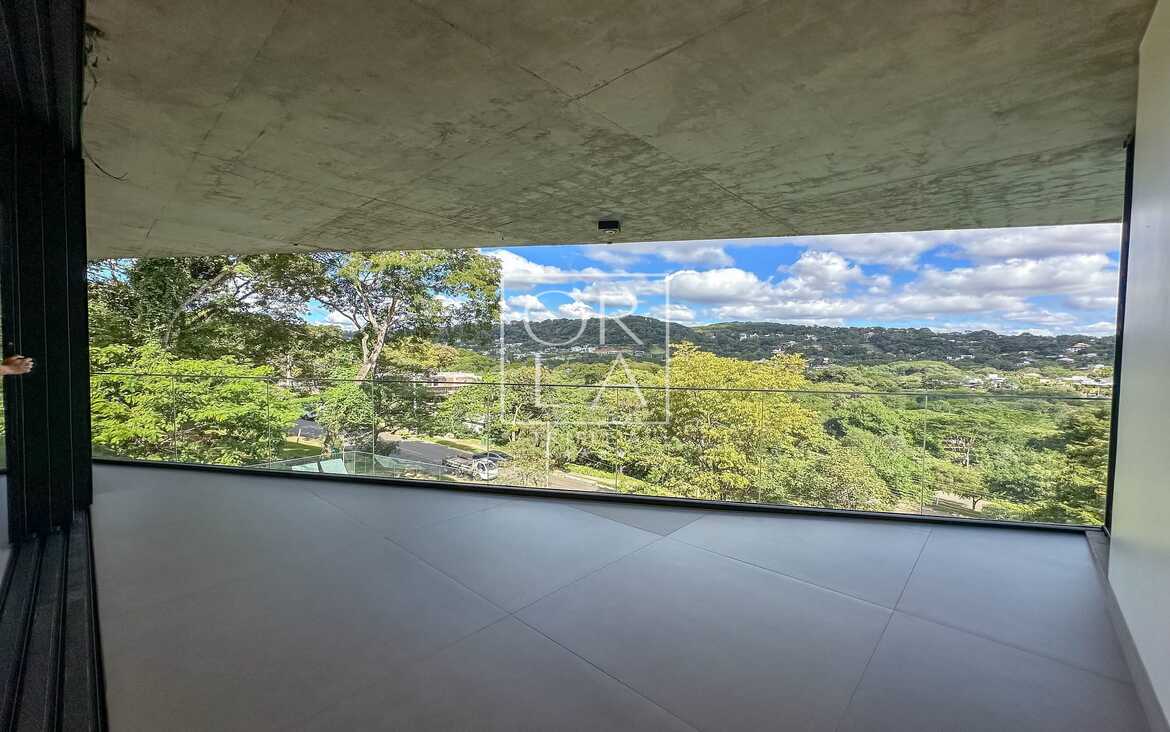 Varanda com vista panorâmica para a natureza e horizonte.