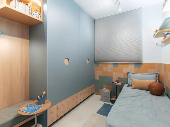 Quarto infantil com marcenaria planejada e nicho para estudos no apartamento decorado do Now Praça C8, Setor Sudoeste.