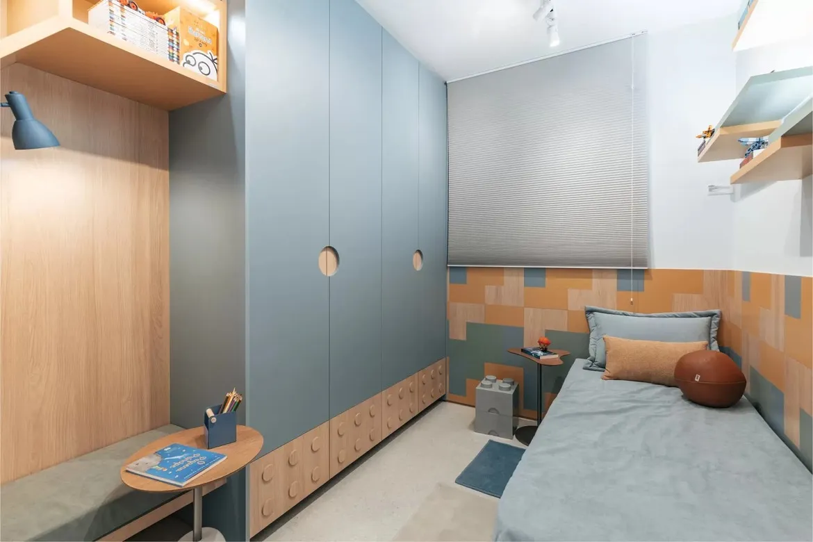 Quarto infantil com marcenaria planejada e nicho para estudos no apartamento decorado do Now Praça C8, Setor Sudoeste.