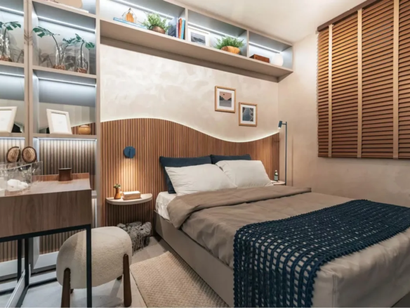 Suíte de casal com cabeceira em painel de madeira ripado e bancada multifuncional no apartamento decorado do Now Praça C8.