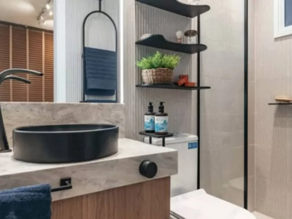 Banheiro moderno com bancada de mármore e cuba preta de sobreporno condomínio Now Praça C8, Setor sudoeste, Goiânia.