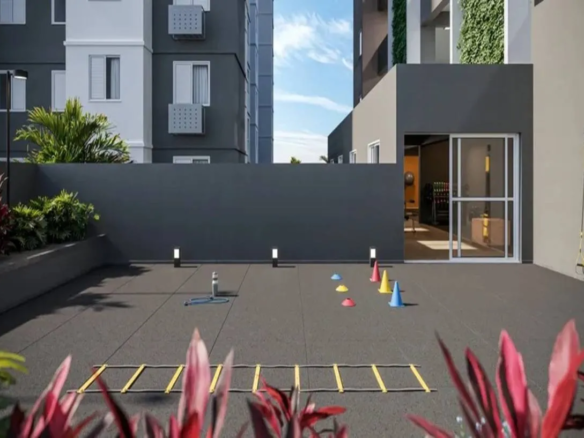 Espaço fitness externo com piso emborrachado e equipamentos para treino funcional no condomínio Now C8, Setor Sudoeste.