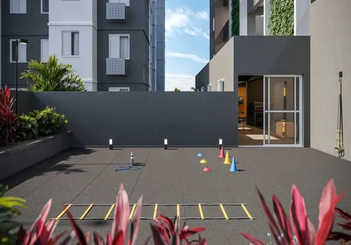 Espaço fitness externo com piso emborrachado e equipamentos para treino funcional no condomínio Now C8, Setor Sudoeste.
