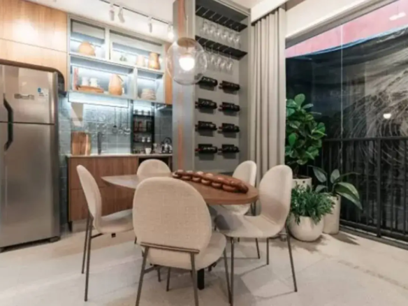 Sala de jantar integrada à varanda com adega para vinhos no apartamento decorado do Now Praça C8, Setor Sudoeste.