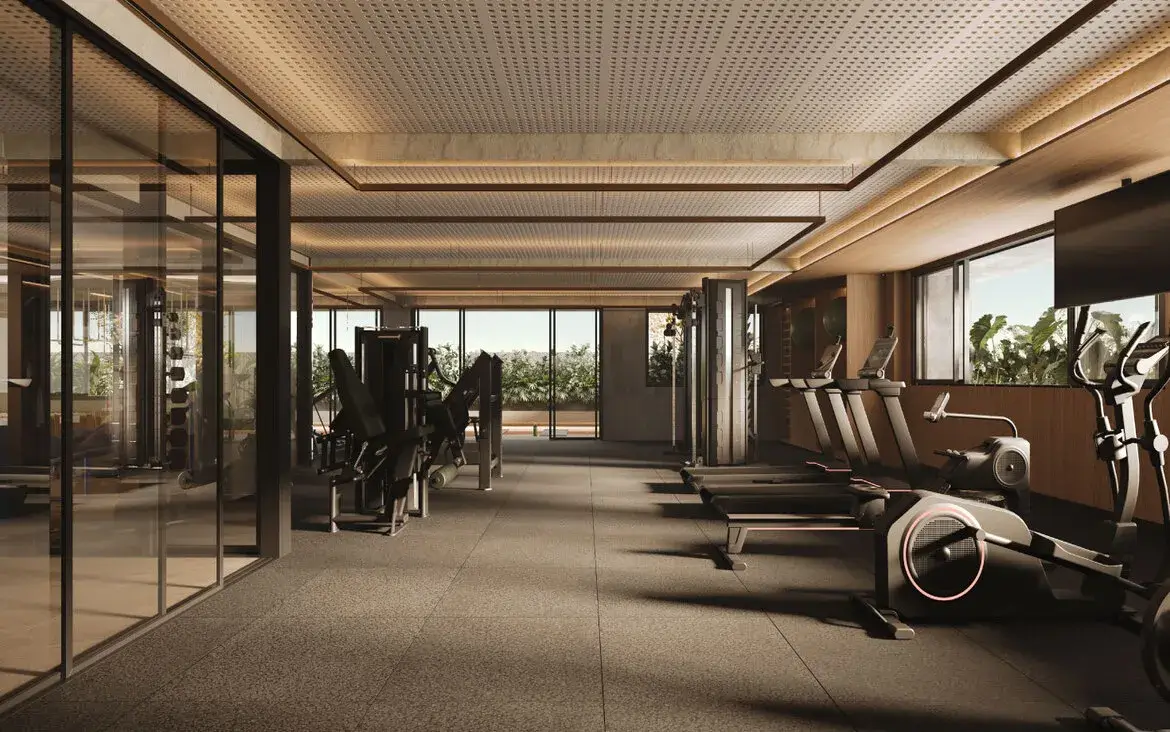 Academia moderna e equipada com esteiras e vista para jardim no condomínio Fascino Consciente.