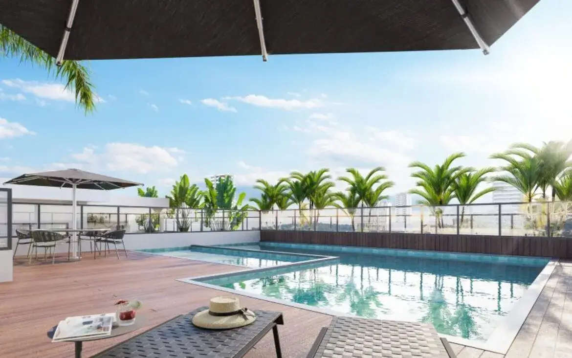 Área de lazer do Varandas Park com piscina ampla, deck de madeira e espreguiçadeiras ao sol.