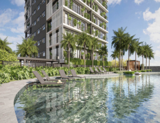 Área de lazer com piscina, espreguiçadeiras e vista para a fachada contemporânea com jardins verticais.