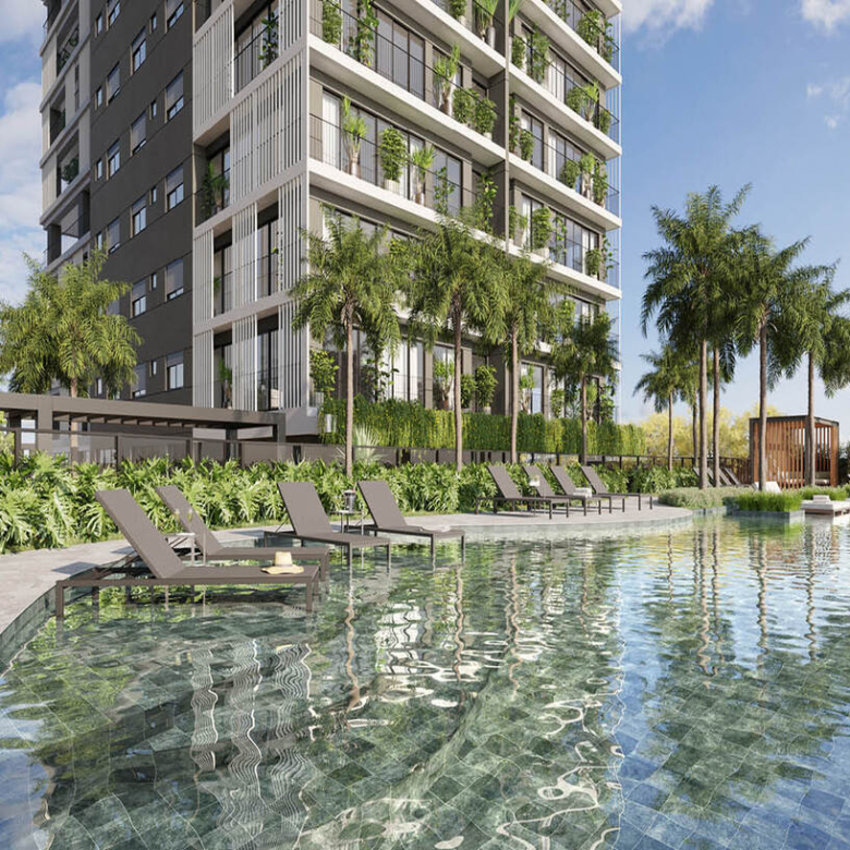 Área de lazer com piscina, espreguiçadeiras e vista para a fachada contemporânea com jardins verticais.