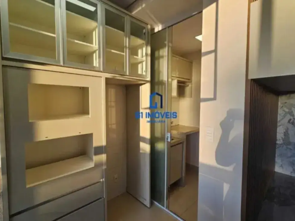 Detalhe dos armários planejados da cozinha do edifício Terra Mundi.