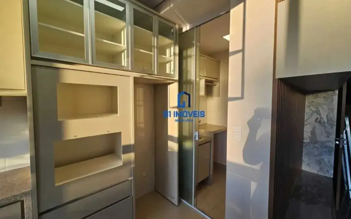 Detalhe dos armários planejados da cozinha do edifício Terra Mundi.