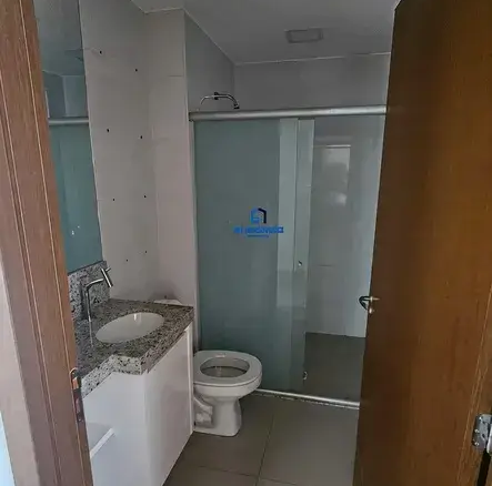 Banheiro social com acabamento em mármore e box instalado.