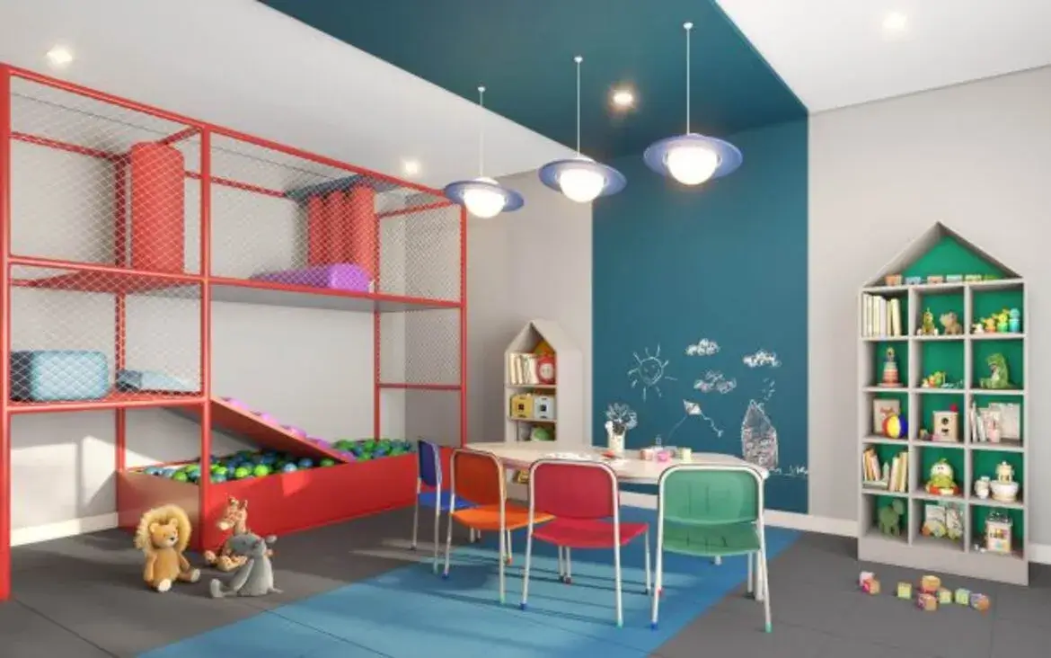 Brinquedoteca interna lúdica com piscina de bolinhas, escorregador e estante de brinquedos colorida para crianças.