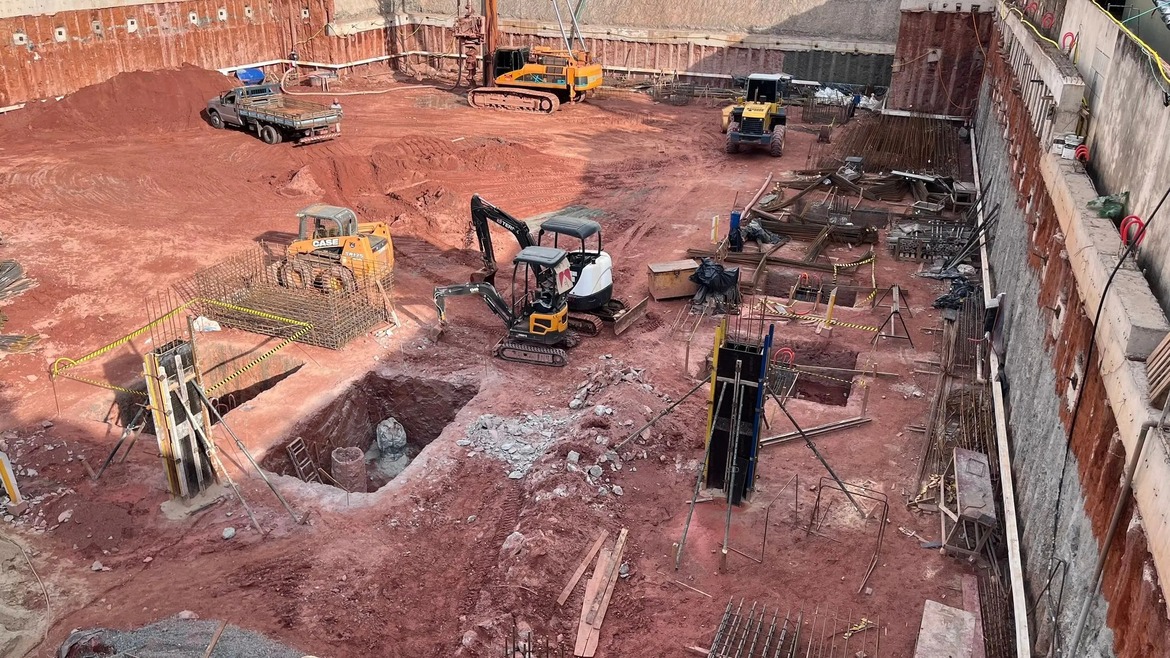 Visão geral do canteiro de obras do Varandas Flamboyant em dezembro de 2025, destacando o maquinário de fundação e estágio inicial da estrutura.