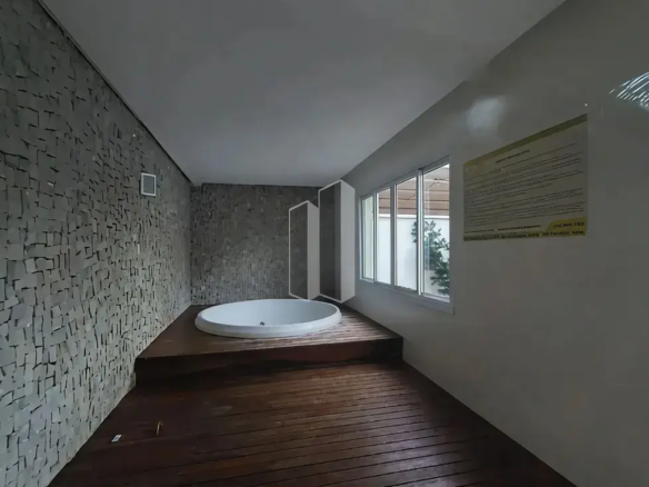 Sala de relaxamento com jacuzzi redonda e deck de madeira no Condomínio Residencial You.