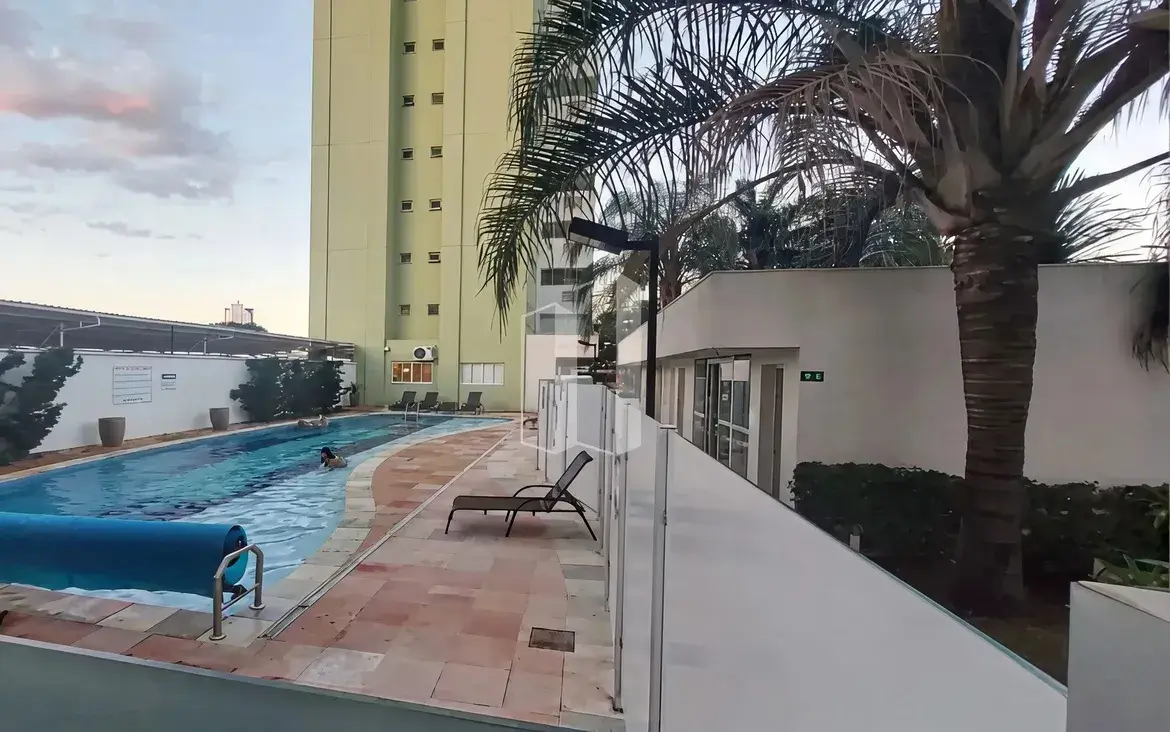 Piscina externa com raia de natação e área de descanso no Condomínio Residencial You.