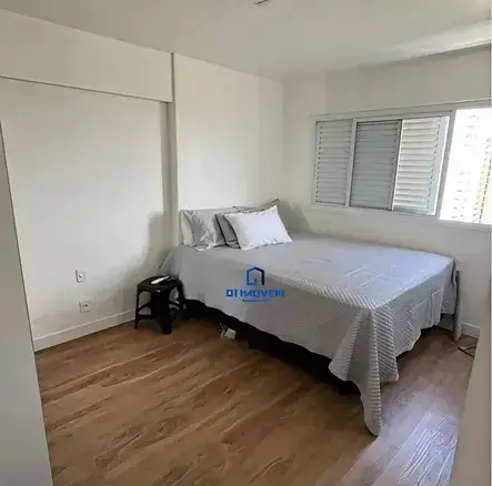 Quarto arejado com cama de casal, piso de madeira e janela ampla no Condomínio Residencial You.