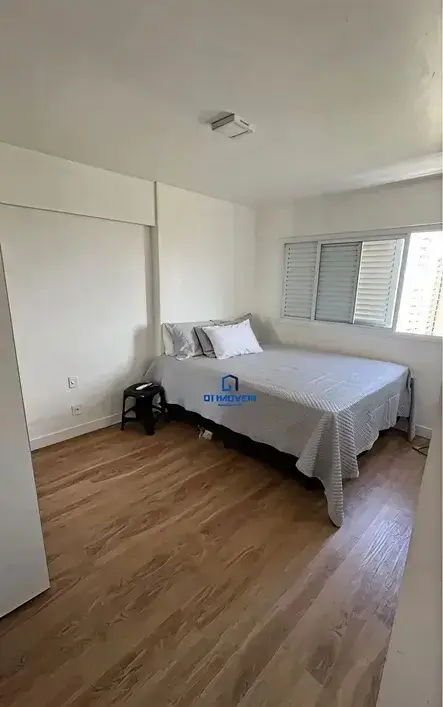 Quarto arejado com cama de casal, piso de madeira e janela ampla no Condomínio Residencial You.