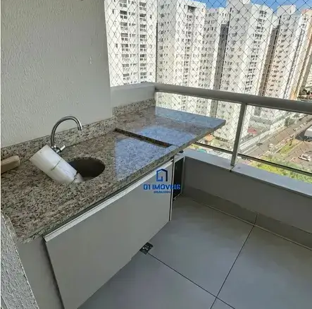 Varanda com bancada de granito, pia e rede de proteção na janela do Condomínio Residencial You.