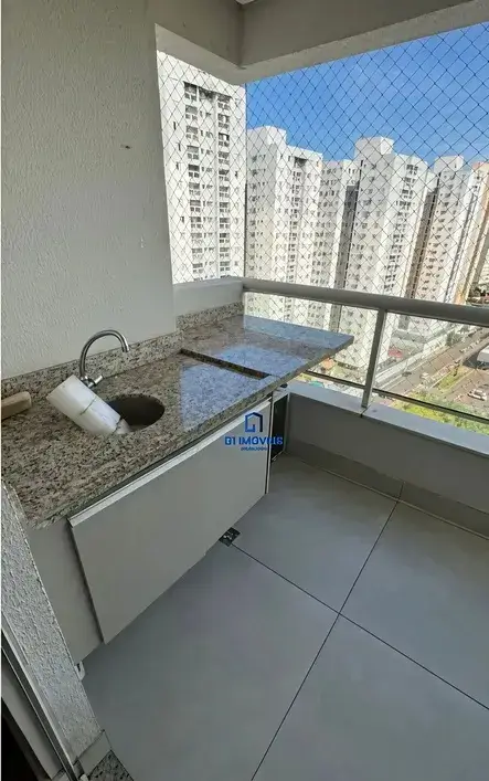 Varanda com bancada de granito, pia e rede de proteção na janela do Condomínio Residencial You.
