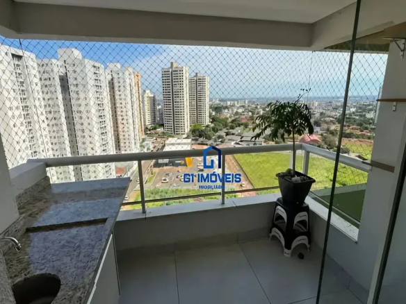 Sacada envidraçada com vista para a cidade e bancada de apoio no Condomínio Residencial You.