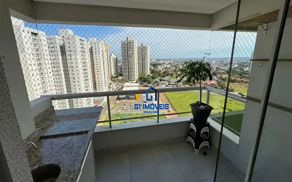 Sacada envidraçada com vista para a cidade e bancada de apoio no Condomínio Residencial You.