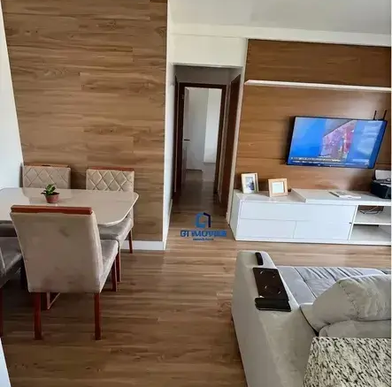 Sala de jantar com mesa, cadeiras estofadas e parede decorativa no Condomínio Residencial You.