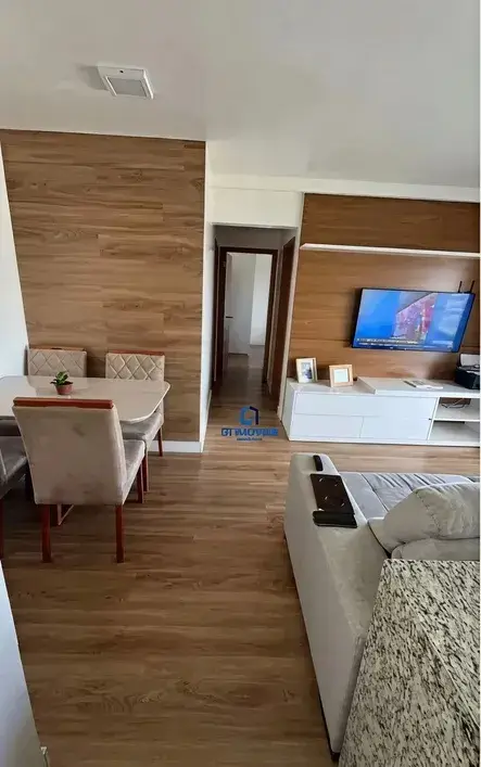 Sala de jantar com mesa, cadeiras estofadas e parede decorativa no Condomínio Residencial You.