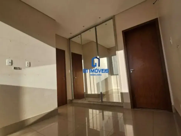 Circulação interna com roupeiro espelhado no apartamento.