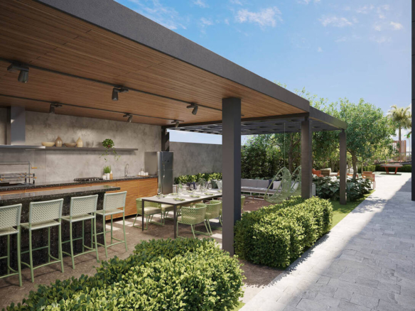 Espaço gourmet externo com churrasqueira, teto de madeira e bancada em granito escuro.