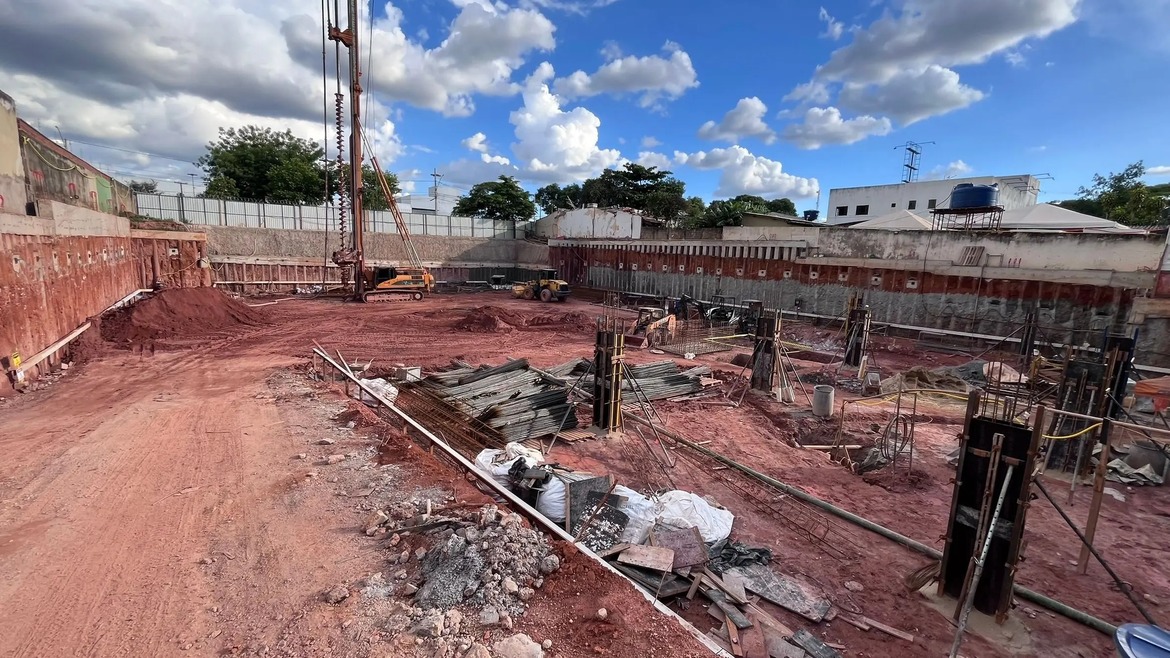 Detalhe das fundações do Edifício Varandas Flamboyant no Alto da Glória, confirmando os 78% de conclusão desta etapa em dezembro de 2025.