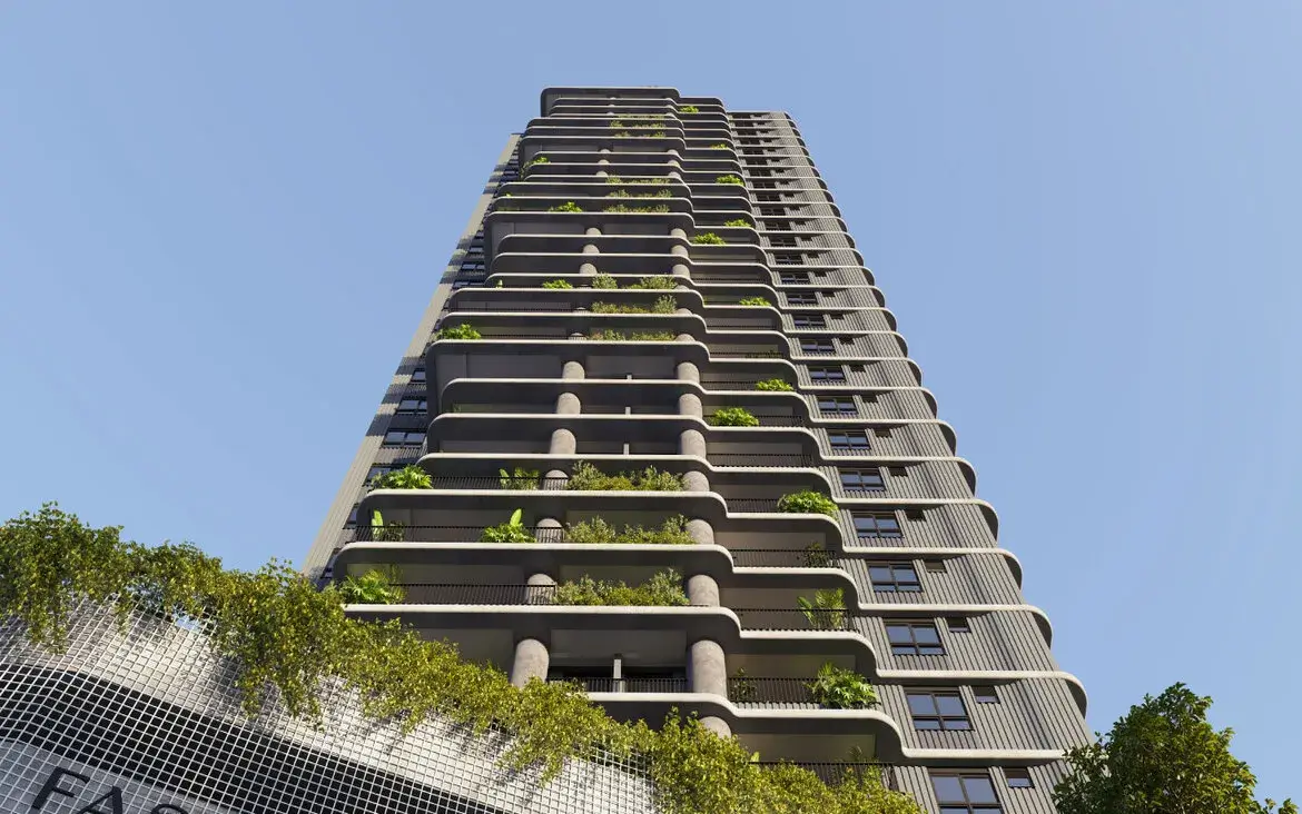 Fachada imponente do edifício Fascino Consciente com varandas repletas de vegetação e design moderno.
