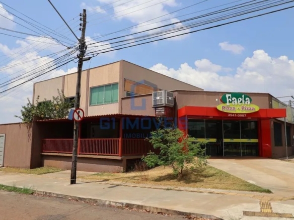 Fachada de pizzaria de esquina em prédio de dois andares com entrada vermelha e letreiro Faela.