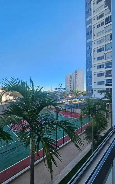 Vista da quadra poliesportiva e fachada do residencial Terra Mundi Parque Cascavel.