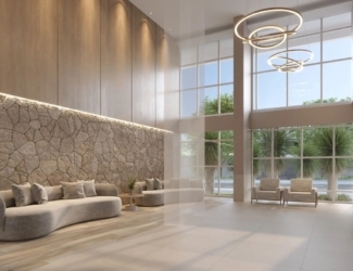 Hall de entrada imponente com pé direito duplo e parede de pedra natural no Varandas Flamboyant.