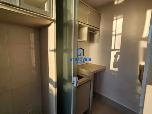 Lavanderia e área de serviço separada com blindex neste imóvel à venda.