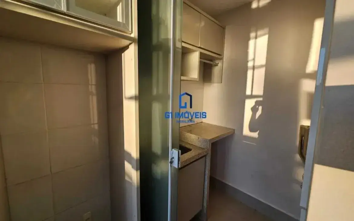 Lavanderia e área de serviço separada com blindex neste imóvel à venda.