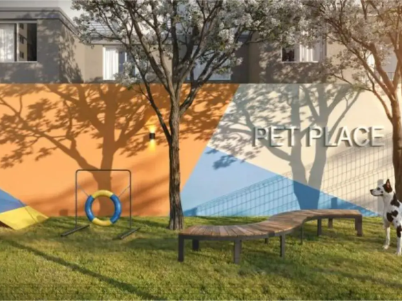 Área externa de Pet Place com gramado, obstáculos de agility e espaço cercado para recreação de animais.