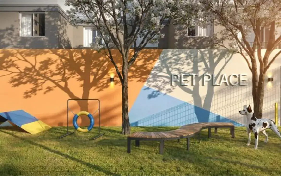 Área externa de Pet Place com gramado, obstáculos de agility e espaço cercado para recreação de animais.