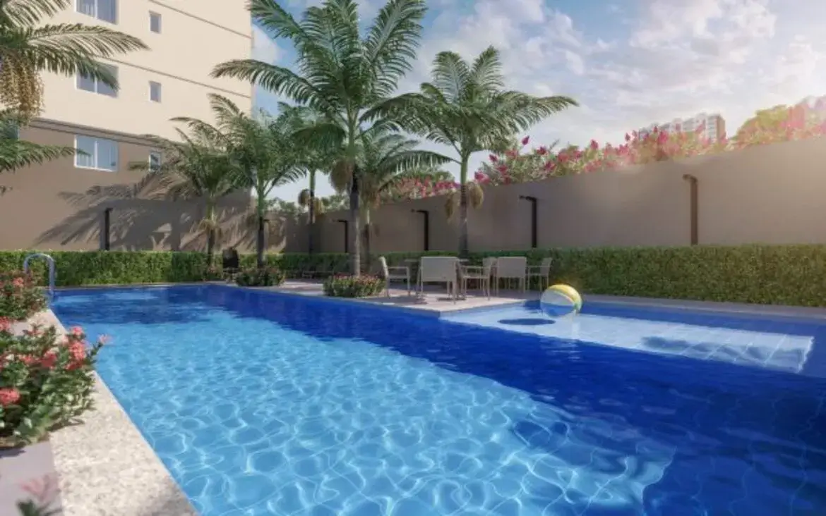 Área da piscina do Now Laguna com água cristalina, cercada por jardim tropical e solário para dias de verão. Imagem 14 - Playground