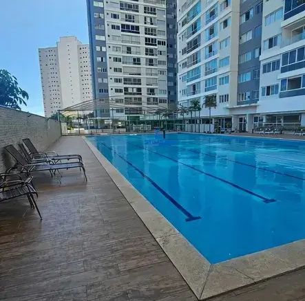 Piscina com raia para natação na área de lazer do Terra Mundi Parque Cascavel.