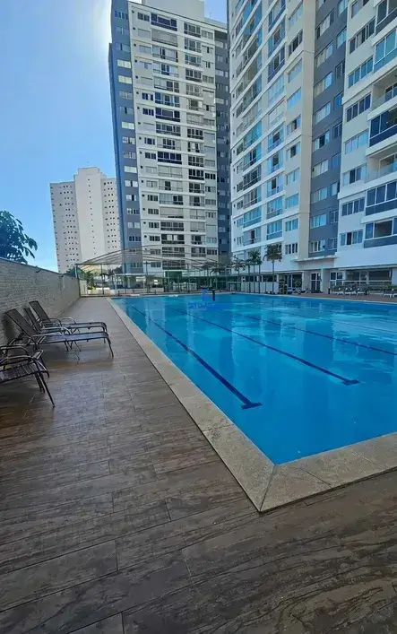 Piscina com raia para natação na área de lazer do Terra Mundi Parque Cascavel.